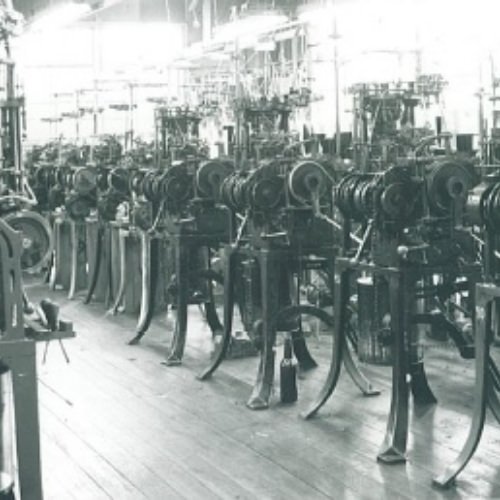 創業当時の鈴木靴下工場の白黒写真