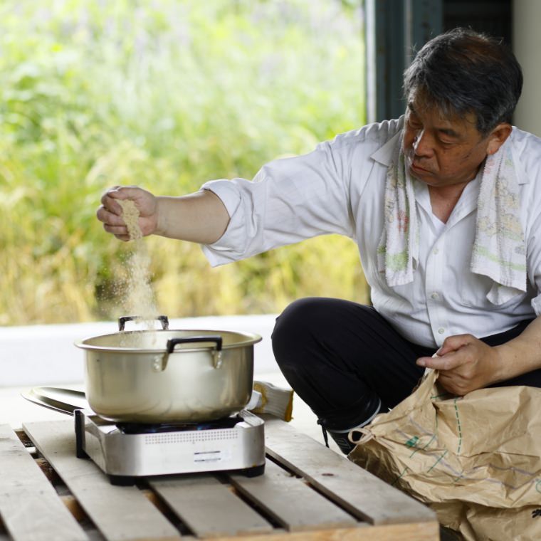 米ぬかを鍋に入れる鈴木靴下代表